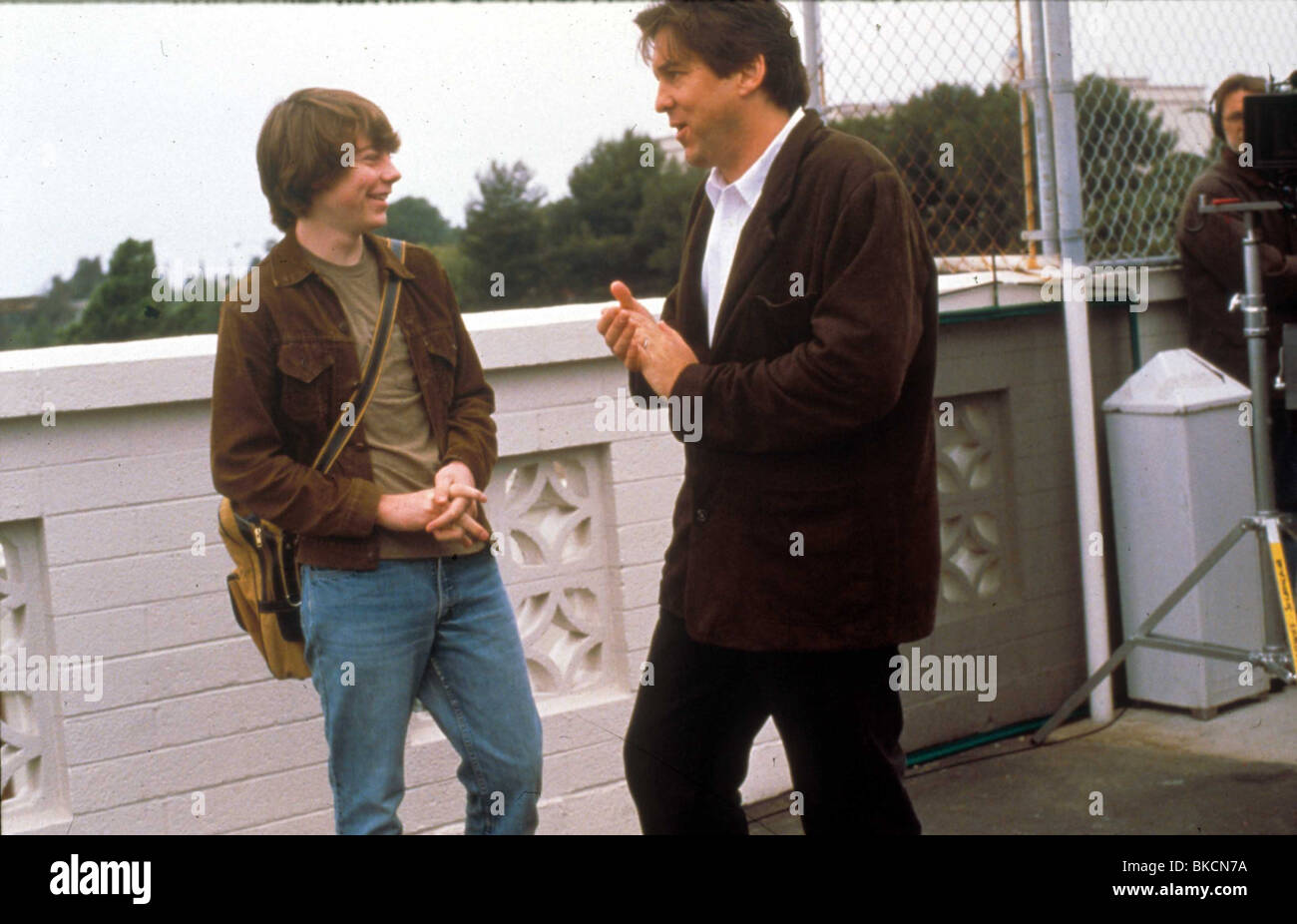 CAMERON CROWE (DIR) ON SET ALMOST FAMOUS (2000) WITH PATRICK FUGIT CACR 004 Stock Photo
