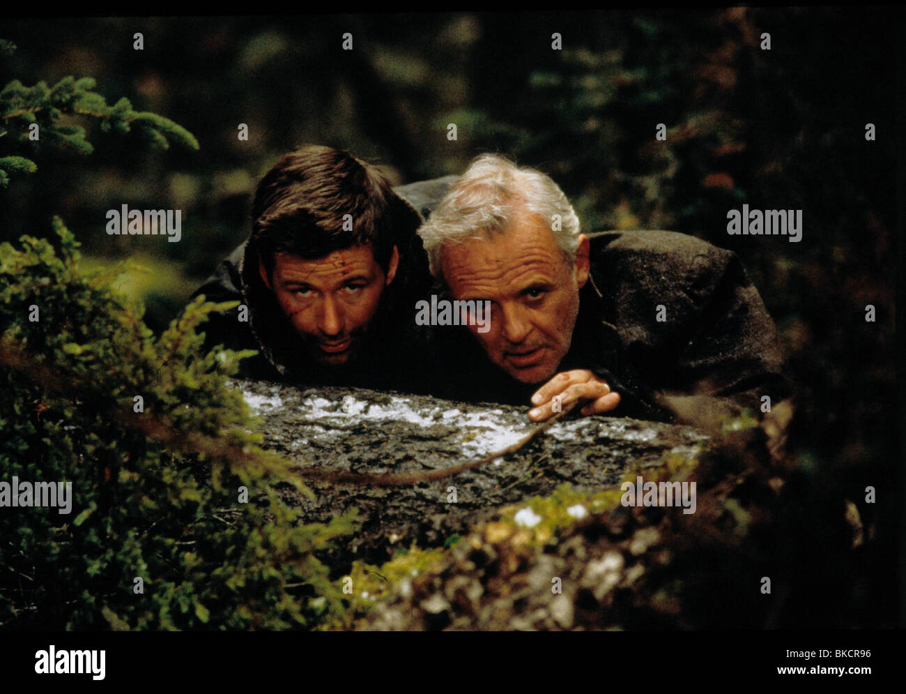 THE EDGE (1997) ALEC BALDWIN, ANTHONY HOPKINS THED 021 Stock Photo Alamy