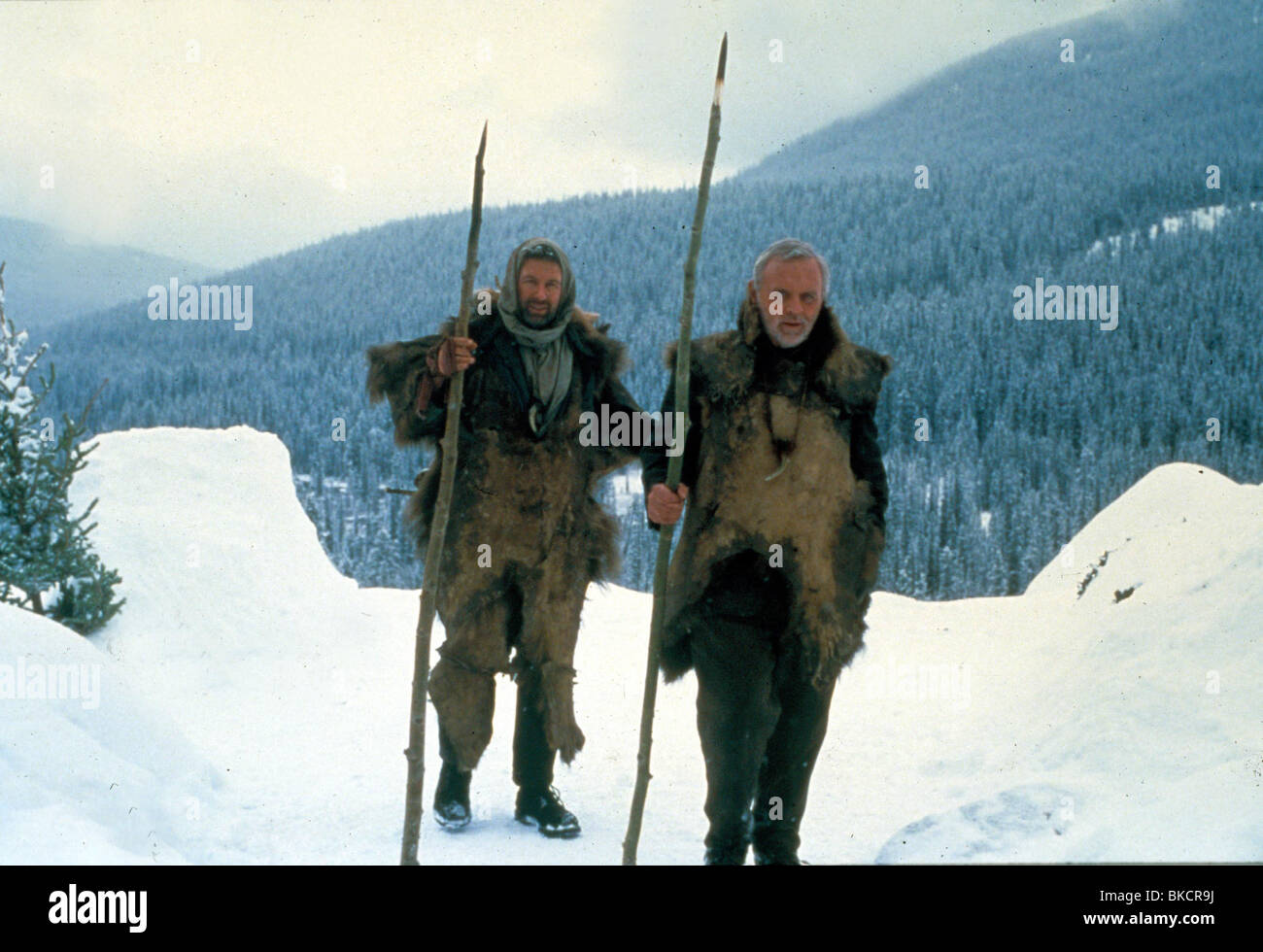 THE EDGE (1997) ALEC BALDWIN, ANTHONY HOPKINS THED 060 Stock Photo Alamy