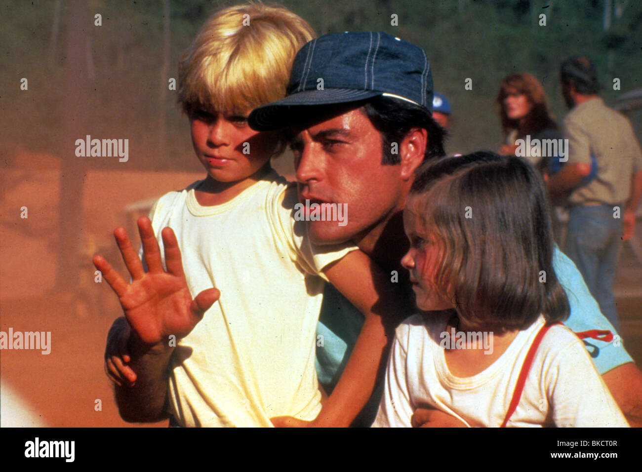 THE EMERALD FOREST (1985) WILLIAM RODRIGUEZ, POWERS BOOTHE, YARA VANEAU EMRF 010 Stock Photo
