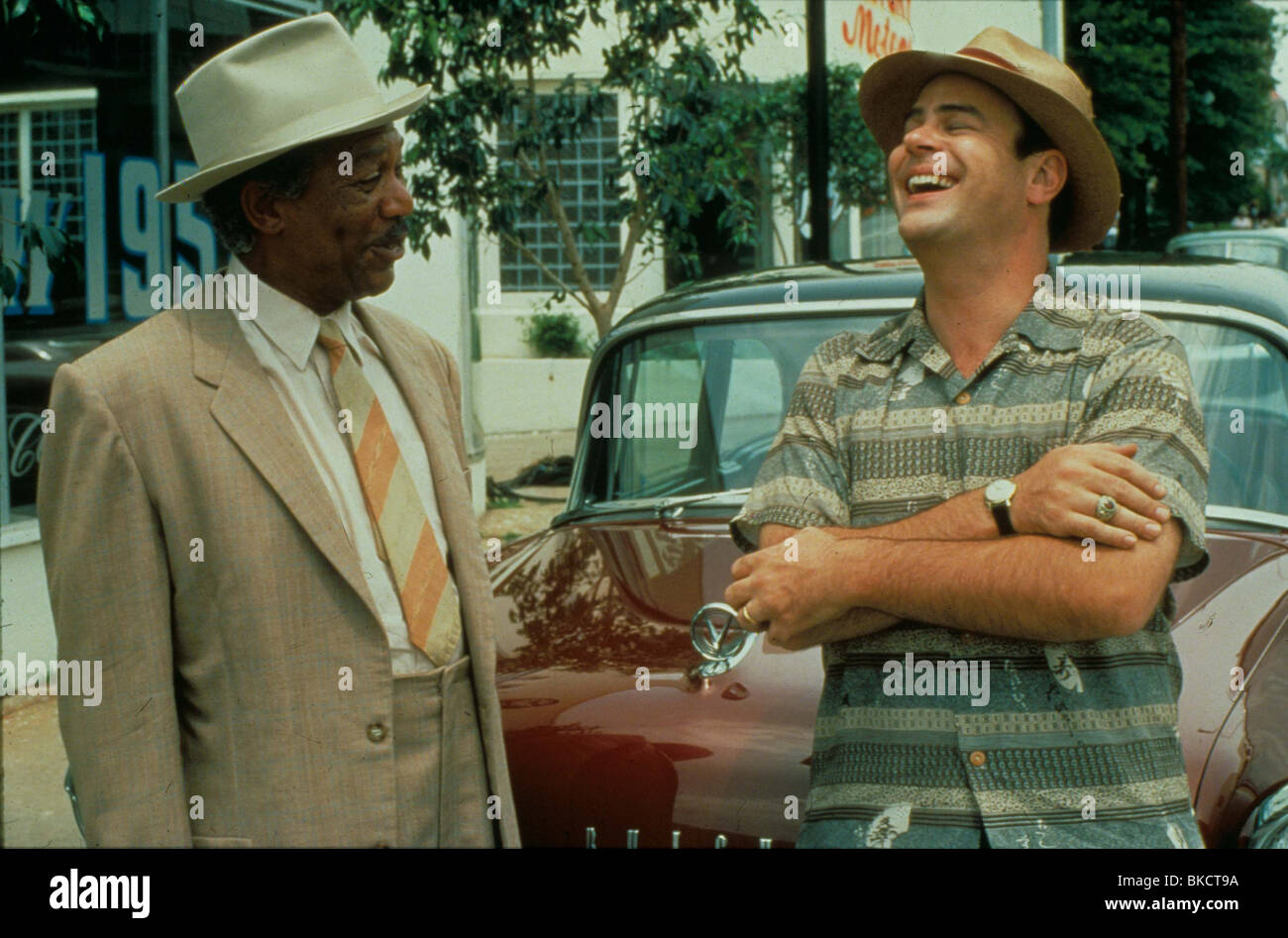 DRIVING MISS DAISY (1989) MORGAN FREEMAN, DAN AYKROYD DMD 099 Stock Photo