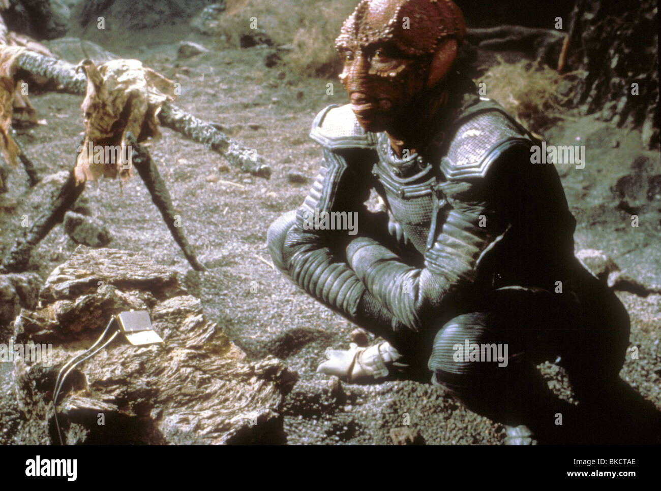 ENEMY MINE (1985) LOUIS GOSSETT JR ENM 008 Stock Photo