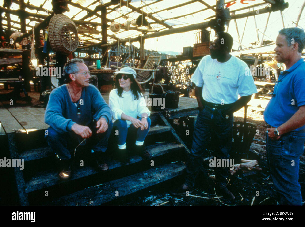 FILMING PRODUCTION (ALT) LOCATION (ALT) BEHIND THE SCENES (ALT) ON SET (ALT) O/S 'NO ESCAPE' (1994) WITH LANCE HENRIKSEN, GALE Stock Photo