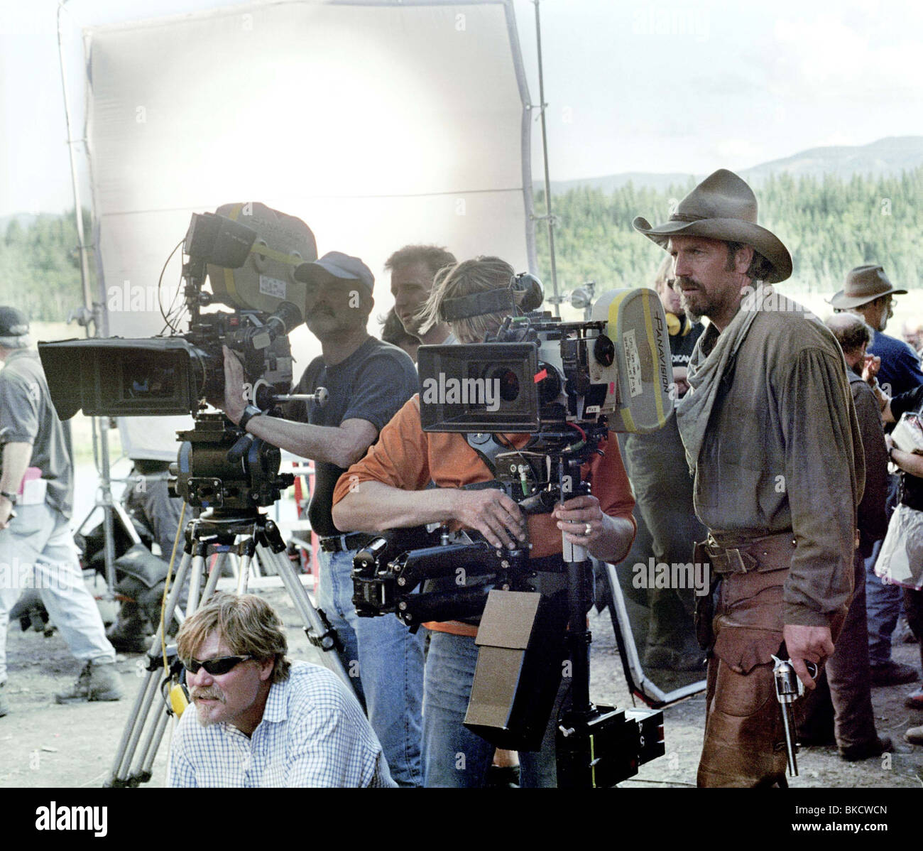 FILMING PRODUCTION (ALT) BEHIND THE SCENES (ALT) LOCATION (ALT) ON SET ...