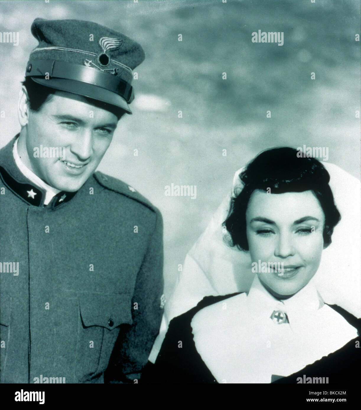 A FAREWELL TO ARMS (1957) ROCK HUDSON, JENNIFER JONES FTAR 009 Stock