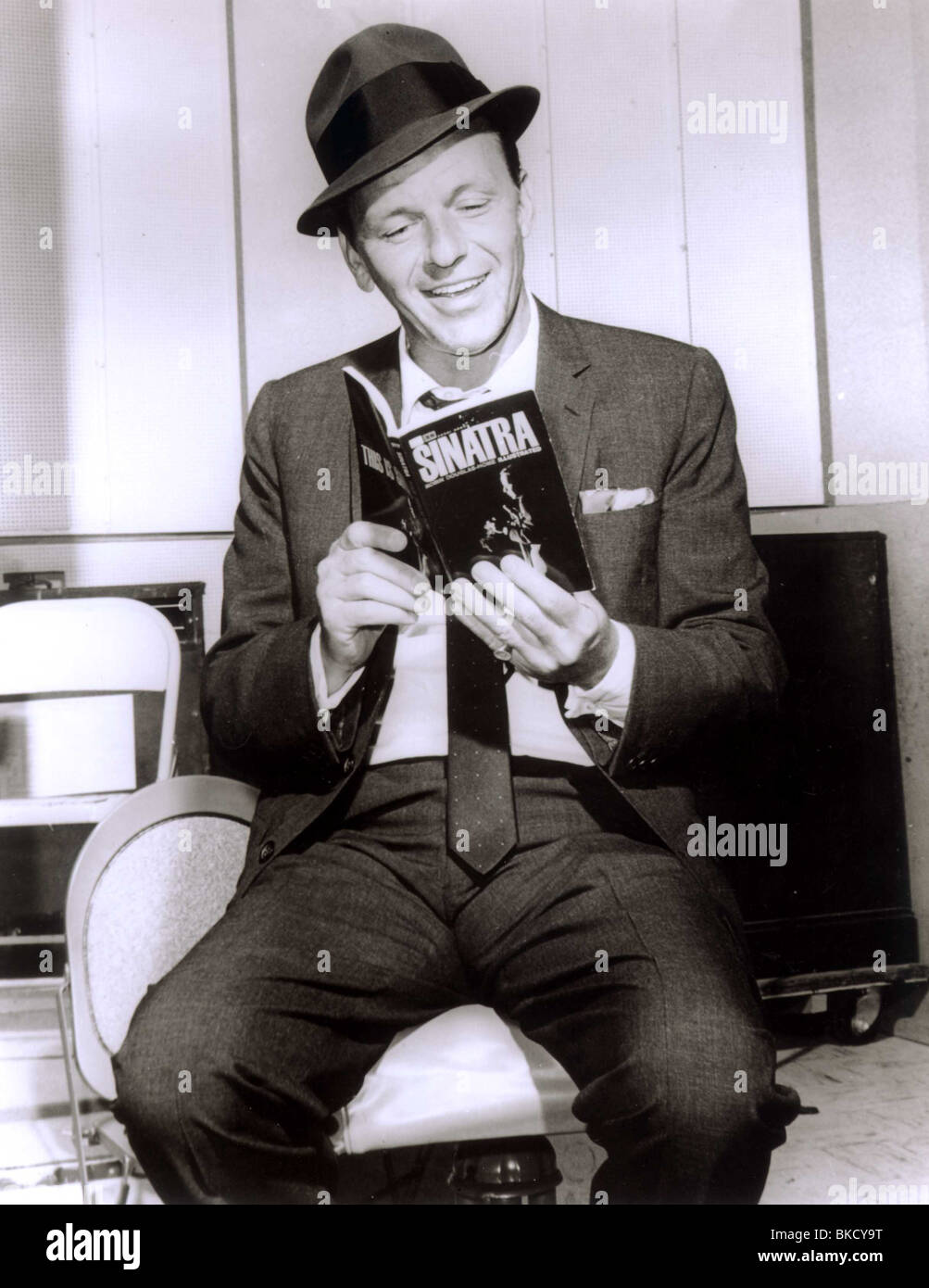 FRANK SINATRA PORTRAIT Stock Photo - Alamy