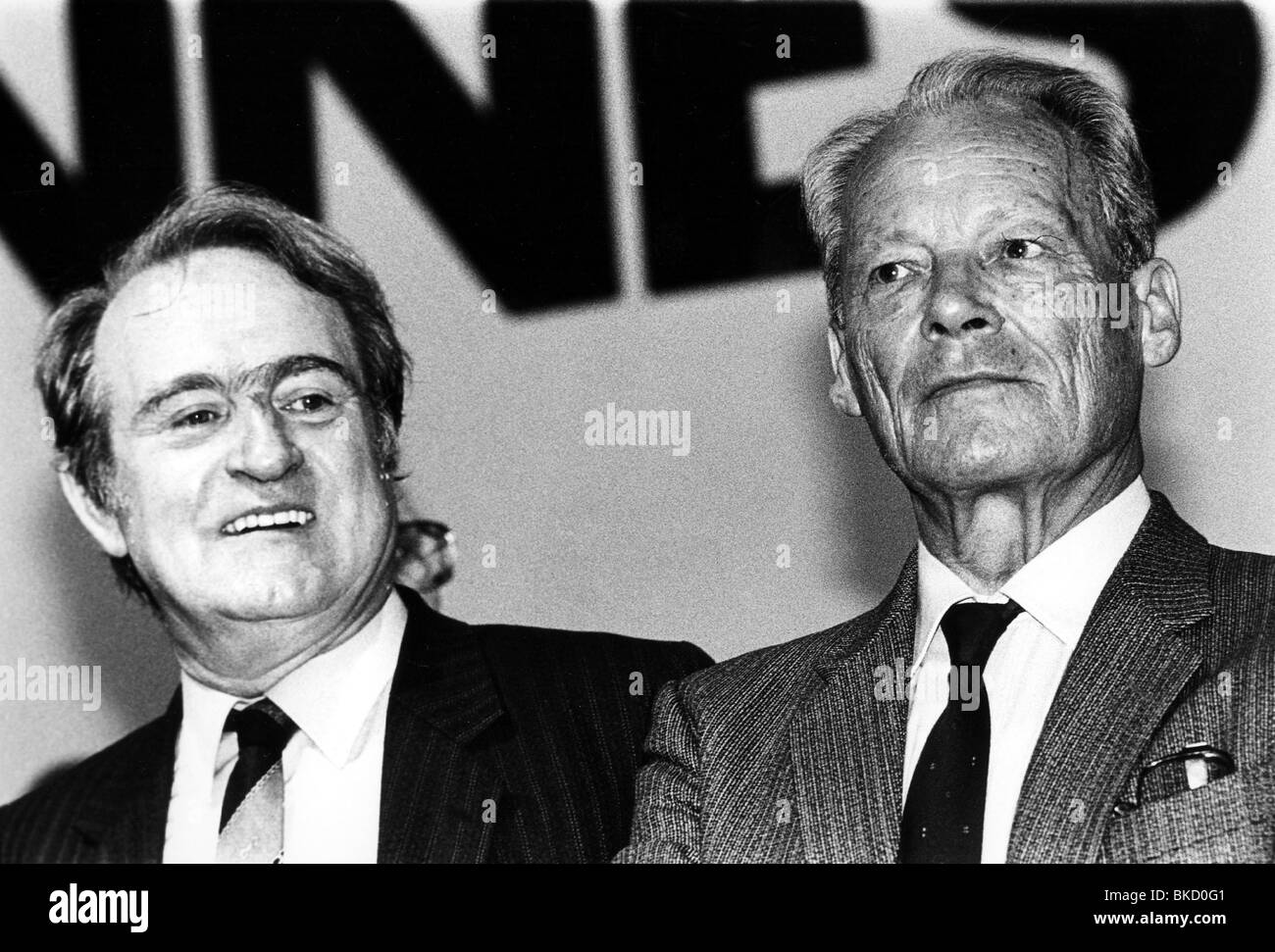 Rau, Johannes, 16.1.1931 - 27.1.2006, German politician (SPD), portrait, with Willy Brandt, party meeting of the North Rhine-Westphalian SPD, Dortmund, Germany, 13.4.1985, Stock Photo