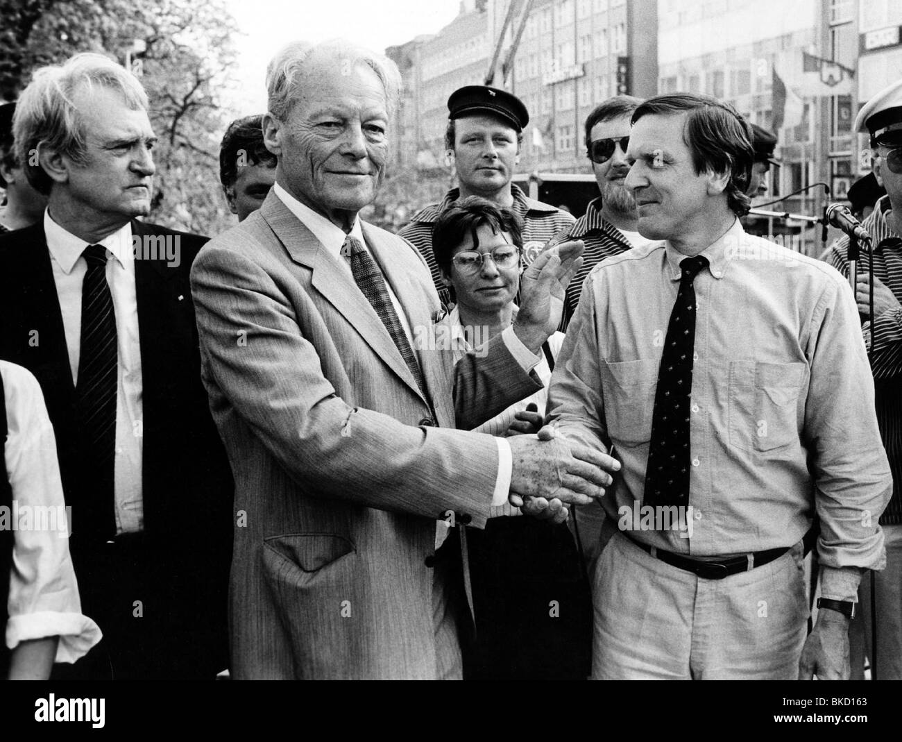 Brandt, Willy, 18.12.1913 - 8.10.1992, German politician (SPD), half length, with Gerhard Schroeder, SPD top candidate, and Johannes Rau, SPD party meeting in Lower Saxony, Hanover, 3.5.1986, Stock Photo