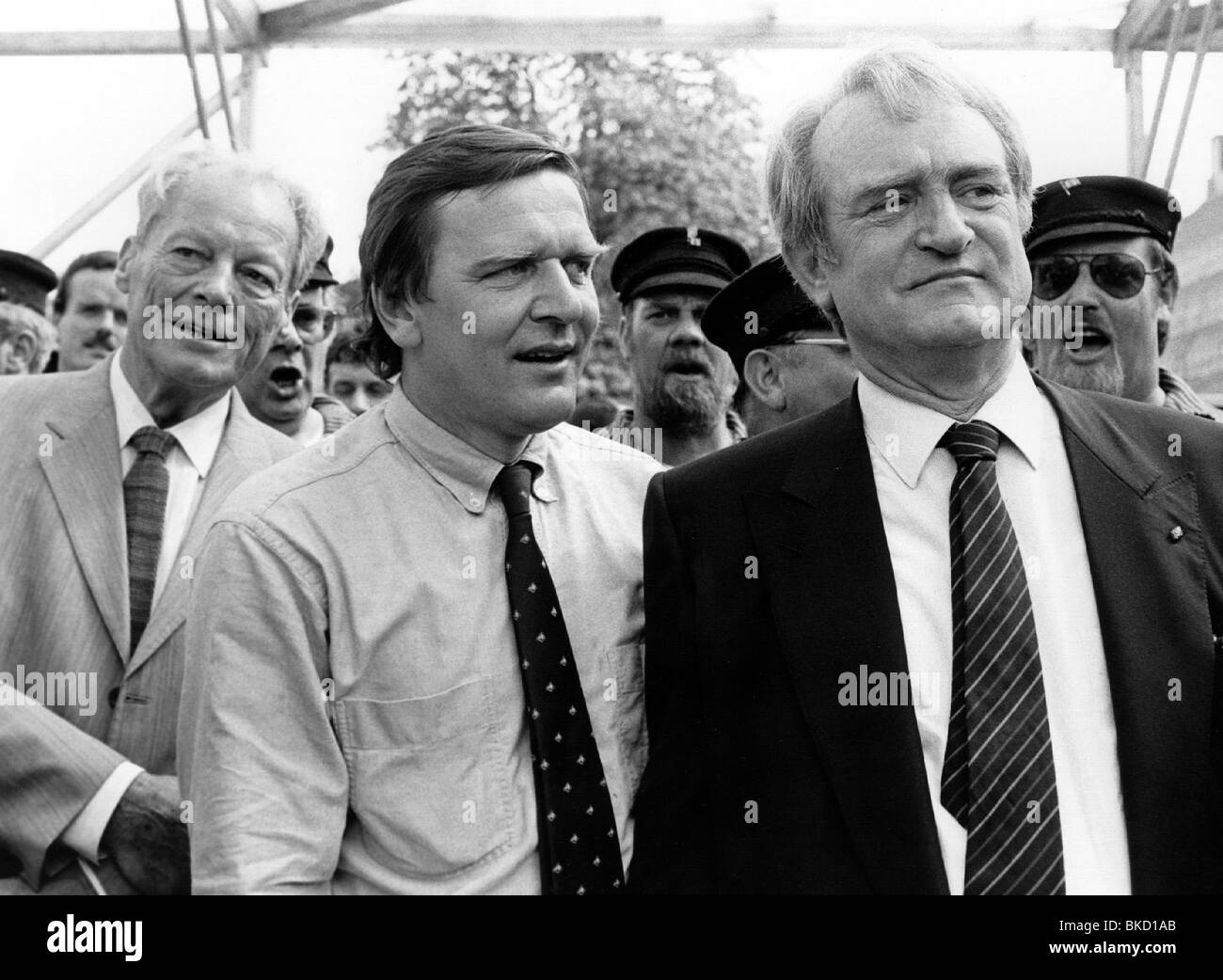 Schroeder, Gerhard, * 7.4.1944, German politician (SPD), half length, with Willy Brandt and Johannes Rau, as top candidate for Lower Saxony, Hanover, 3.5.1986, Stock Photo