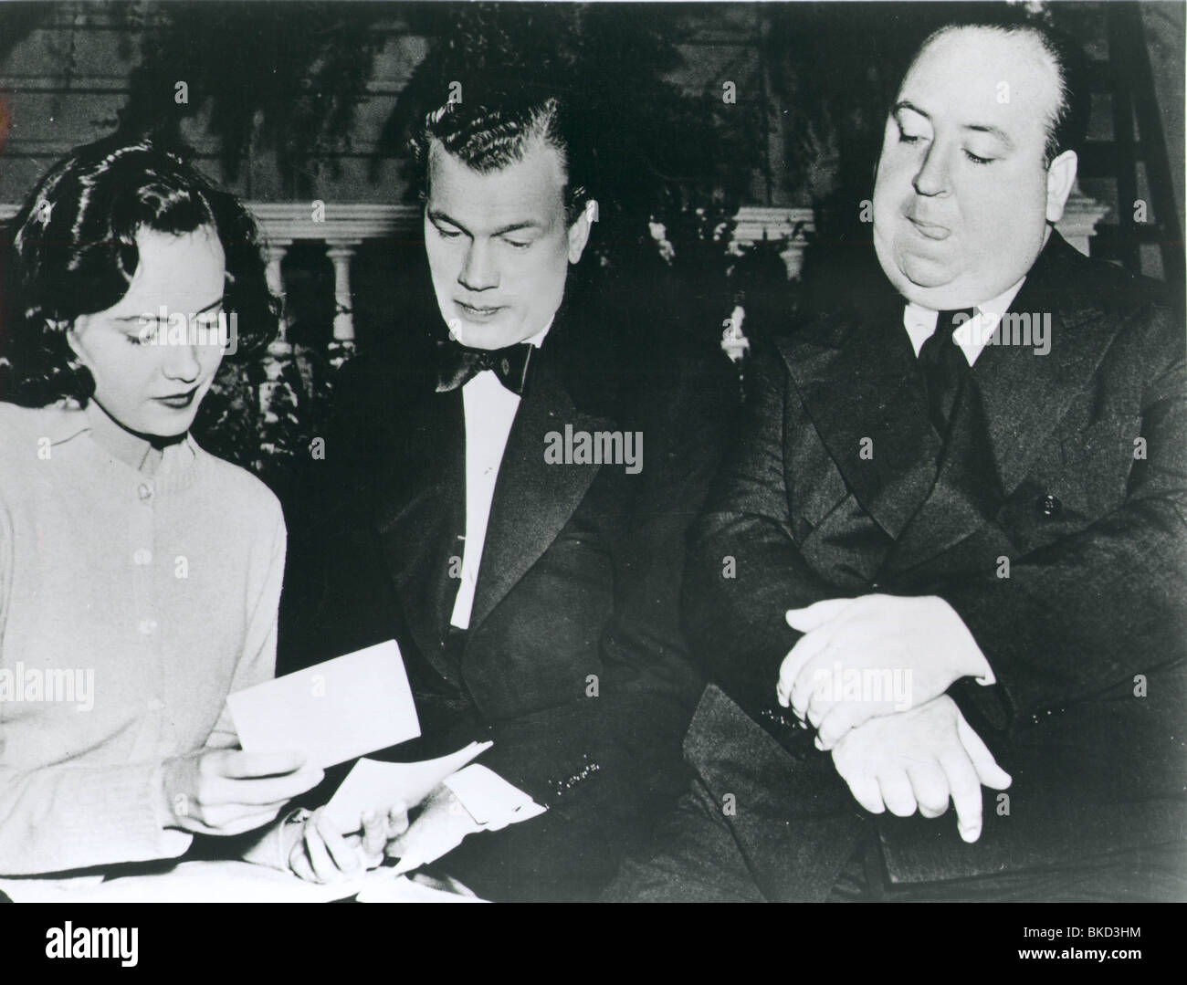 ALFRED HITCHCOCK (DIR) O/S 'SHADOW OF A DOUBT' (1943) WITH TERESA WRIGHT, JOSEPH COTTEN ALH 042P Stock Photo
