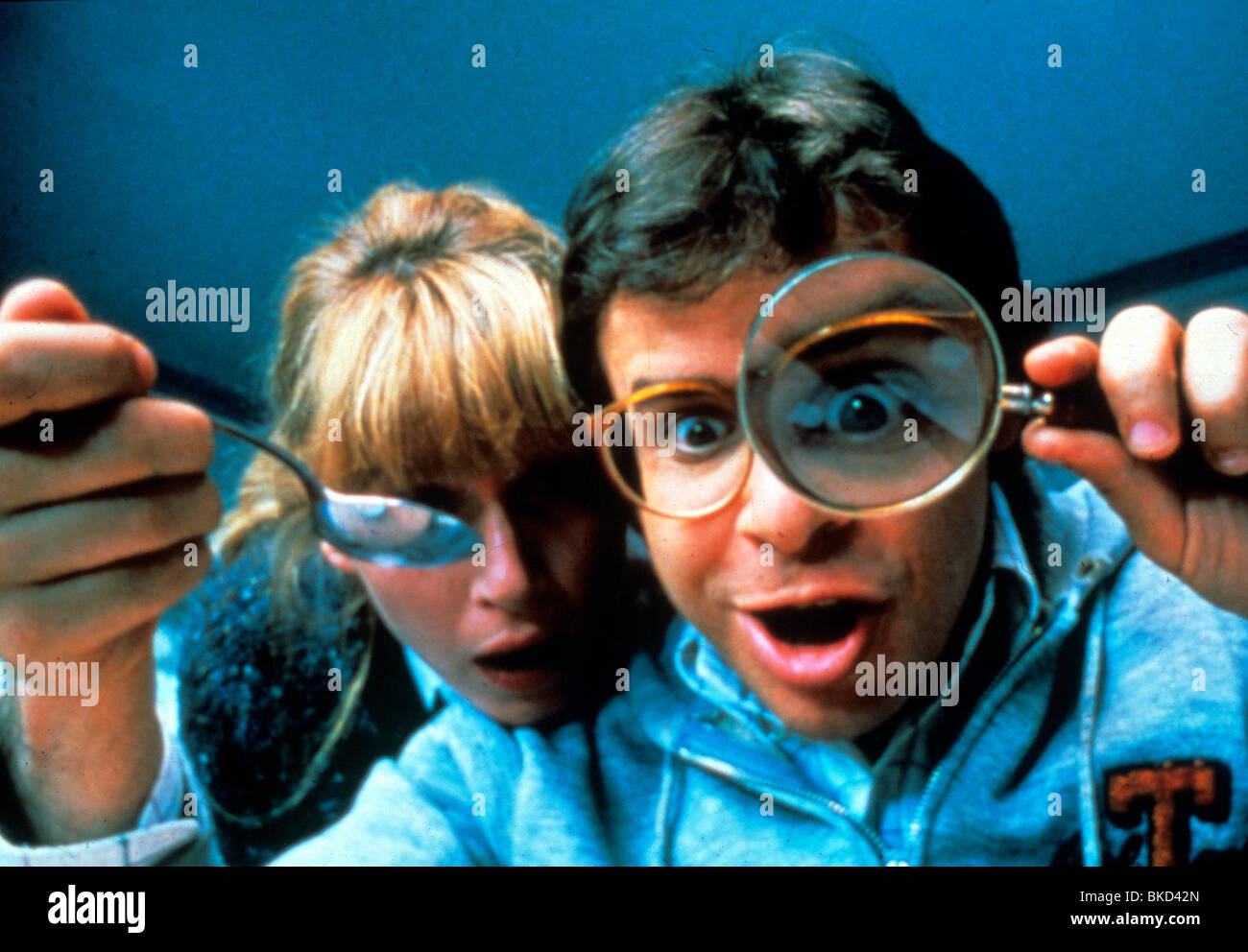 HONEY, I SHRUNK THE KIDS (1989) MARCIA STRASSMAN, RICK MORANIS HSK 009 Stock Photo