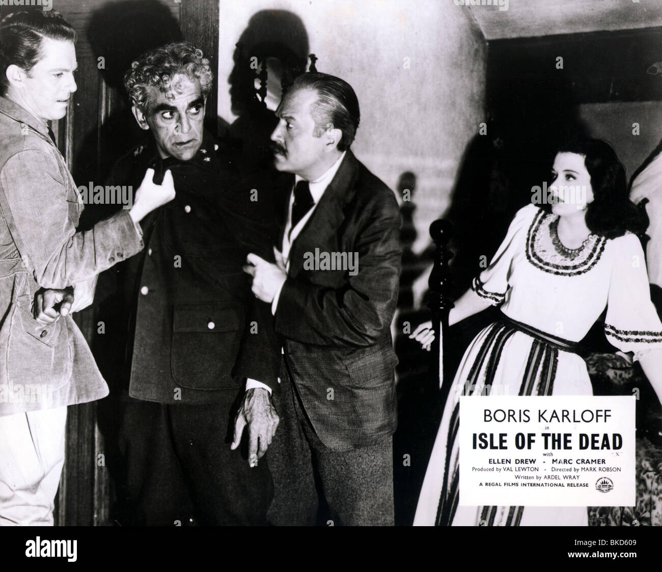 ISLE OF THE DEAD (1945) MARK CRAMER, BORIS KARLOFF, ERNST DEUTSCH, ELLEN DREW IODD 006P Stock Photo