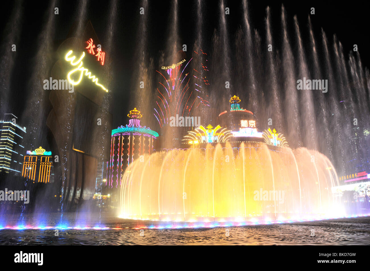 Macau Golden Dragon Slots Casinos De Casinos De Casinos De Satélites  Casinos Arquitetônicos Iluminação Noturna Neon Sinônimo Macao Imagem de  Stock Editorial - Imagem de dourado, arena: 245443354