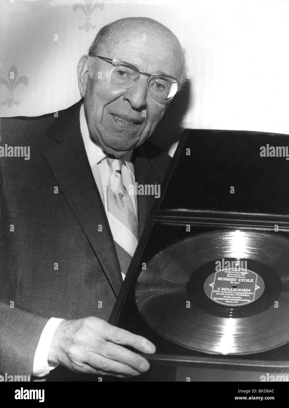 Stolz, Robert, 25.8.1880 - 27. 6.1975, Austrian composer, half length, with Golden Record, 1960s, Stock Photo