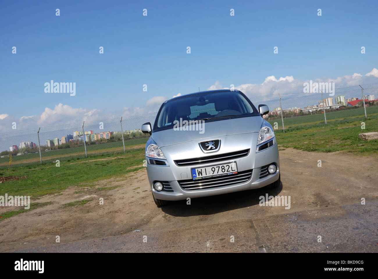 Peugeot 5008 1.6 THP - 2010 - silver metallic - five doors (5D) - French MPV (minivan) Stock Photo