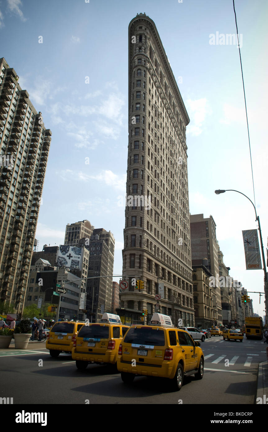 Skyscraper building triangle hi-res stock photography and images - Alamy