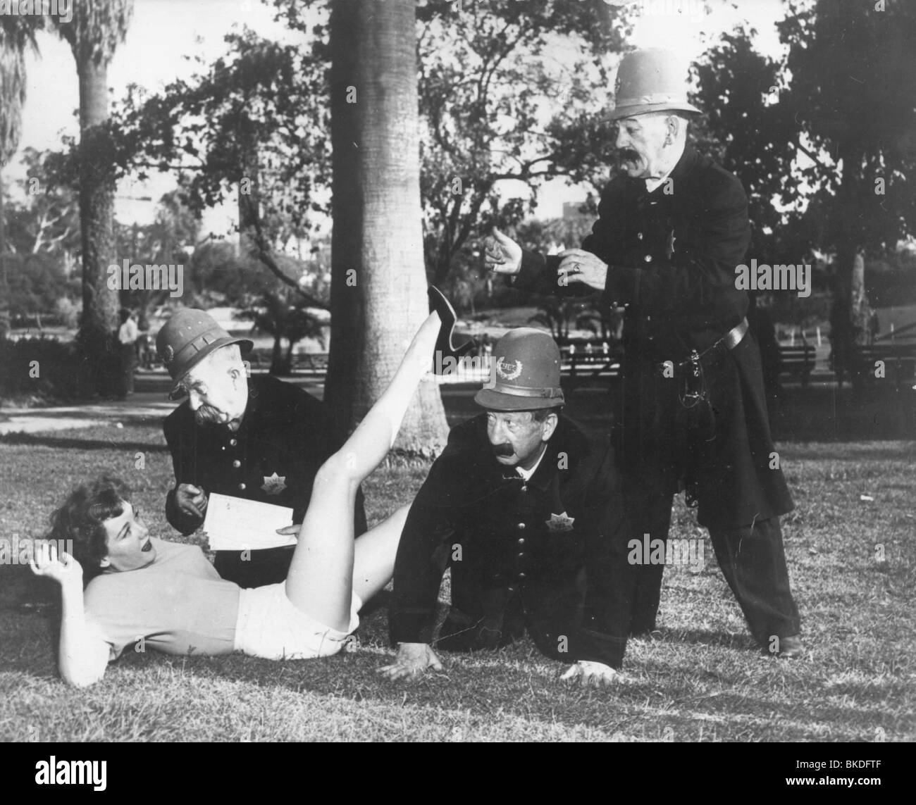 KEYSTONE KOPS KEYSTONE COPS (ALT) CHESTER CONKLIN, HANK MANN, HEINIE CONKLIN KYCP 002P Stock Photo