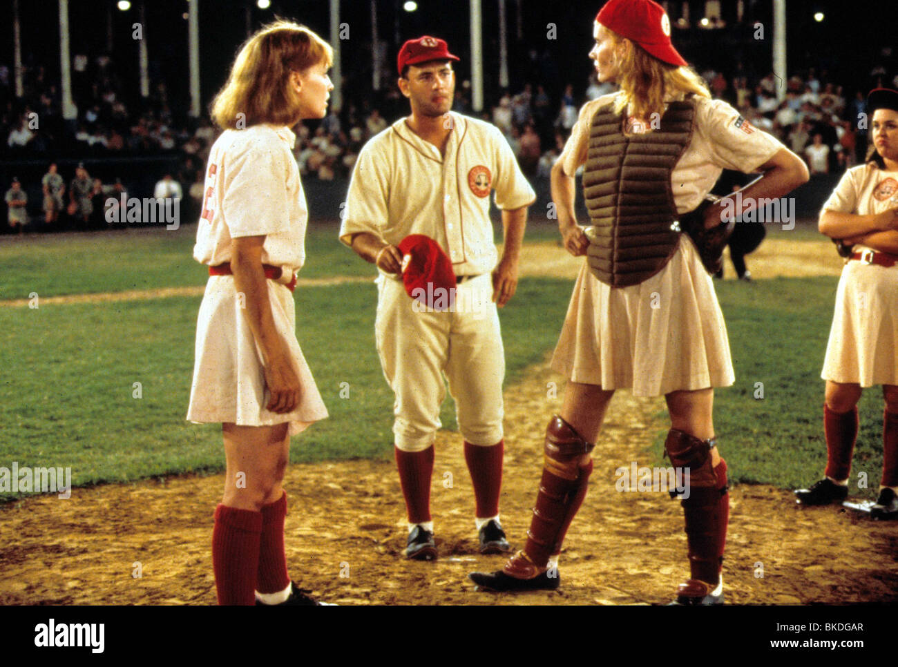 A LEAGUE OF THEIR OWN (1992) LORI PETTY, TOM HANKS, GEENA DAVIS LGO 018 Stock Photo