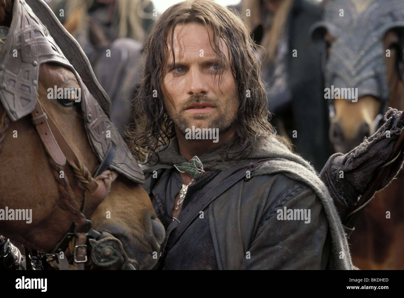 THE LORD OF THE RINGS: THE TWO TOWERS (2002) VIGGO MORTENSEN, ARAGORN TWRS 002-04 Stock Photo