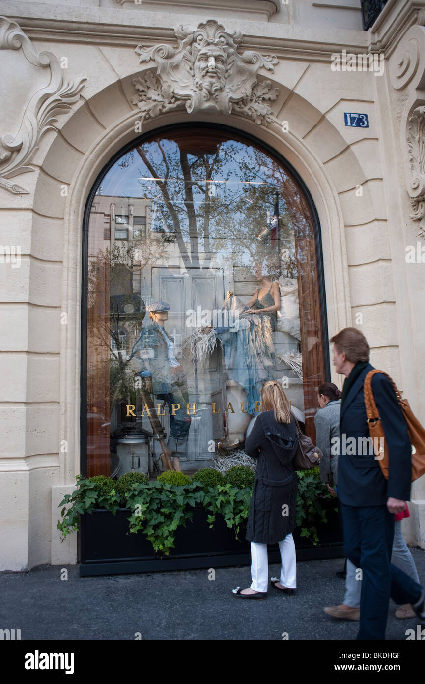 People Looking in Shop WIndow, Window Shopping, Ralph Lauren Superstore, Boulevard  Saint Germain, Paris, Store Front Façade, mode labels Stock Photo - Alamy