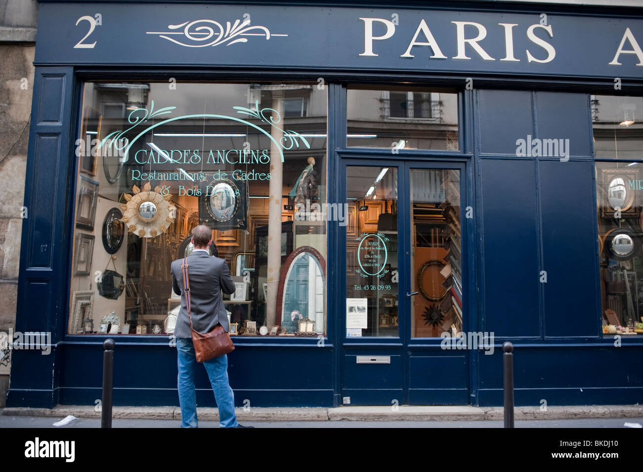 Tourist Taking Photos, Picture Framing Store In Latin Quarter, "Paris  American Art", Outside Shop front ("Saint Germain des Prés") vintage Paris  window Stock Photo - Alamy