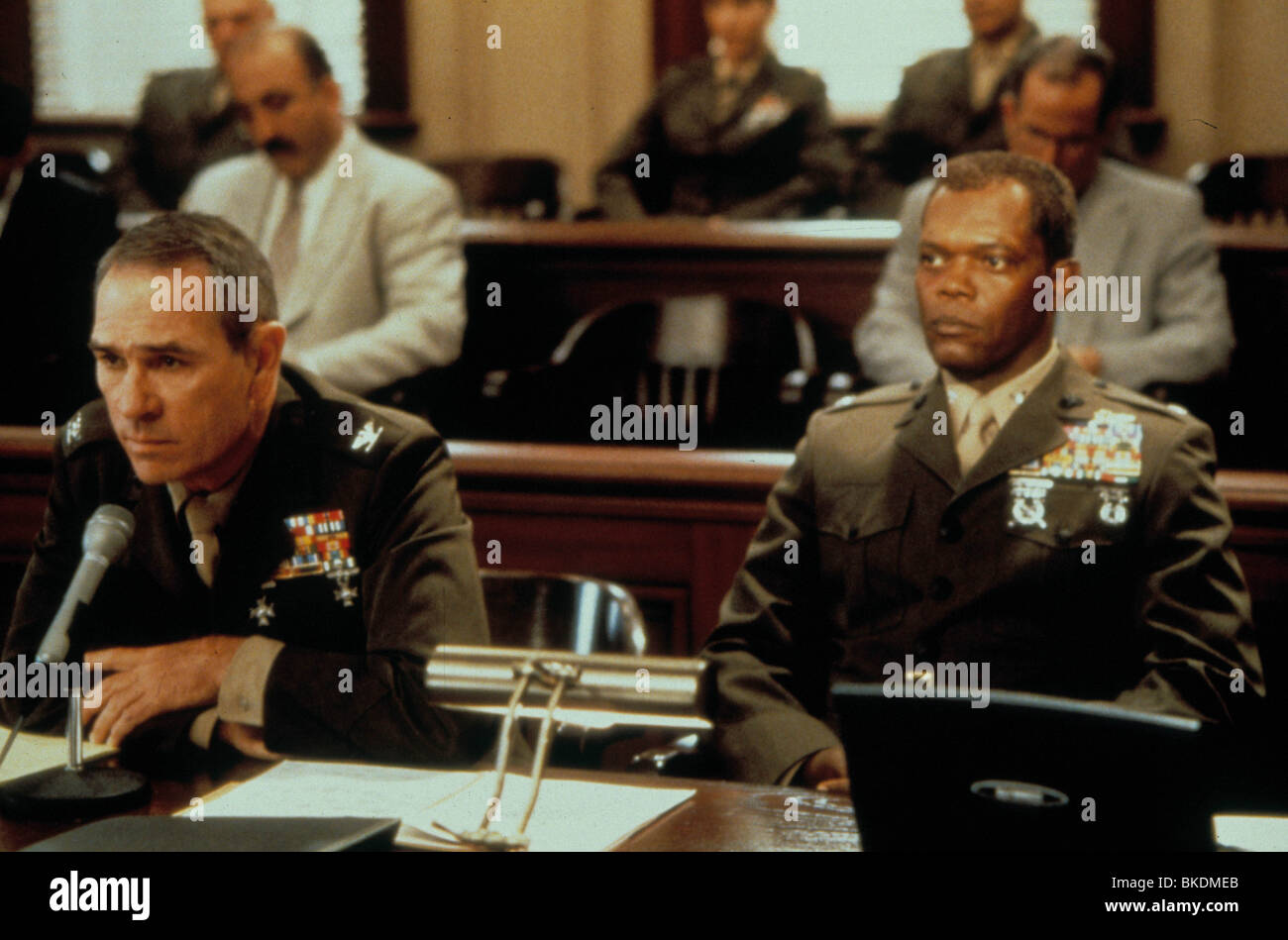 RULES OF ENGAGEMENT (2000) TOMMY LEE JONES, SAMUEL L JACKSON RULE 105 Stock Photo