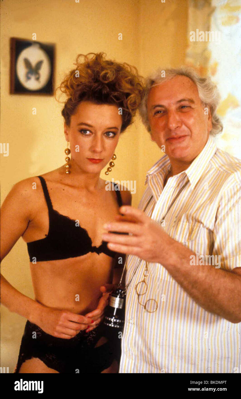 MICHAEL WINNER (DIR) O/S 'DIRTY WEEKEND' (1993) WITH LIA WILLIAMS MWIN 003 Stock Photo