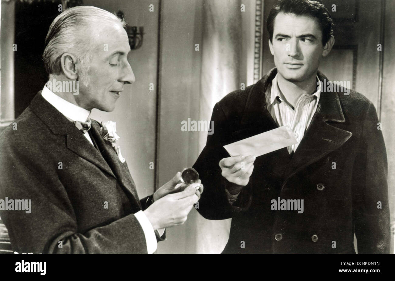 THE MILLION POUND NOTE (1954) WILFRED HYDE-WHITE,GREGORY PECK MPNN 003P Stock Photo