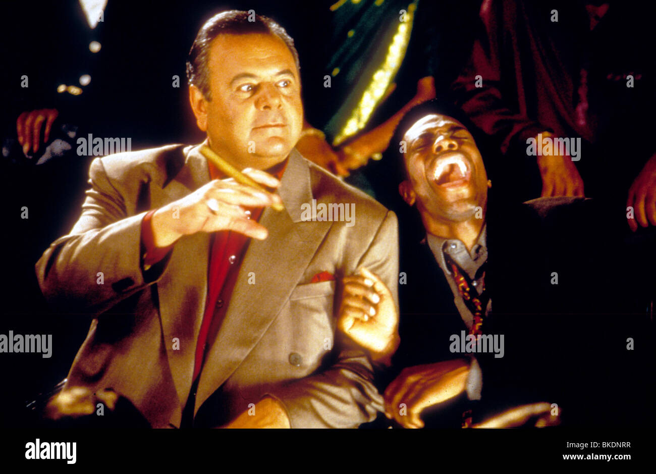 MONEY TALKS (1997) PAUL SORVINO, CHRIS TUCKER MNTK 054 Stock Photo