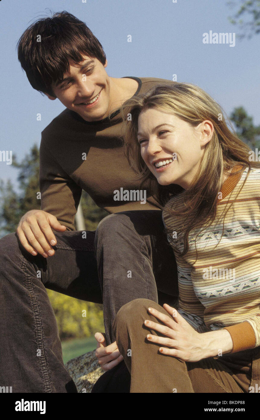 MOONLIGHT MILE (2002) JAKE GYLLENHAAL, ELLEN POMPEO MTMI 002-016 Stock Photo