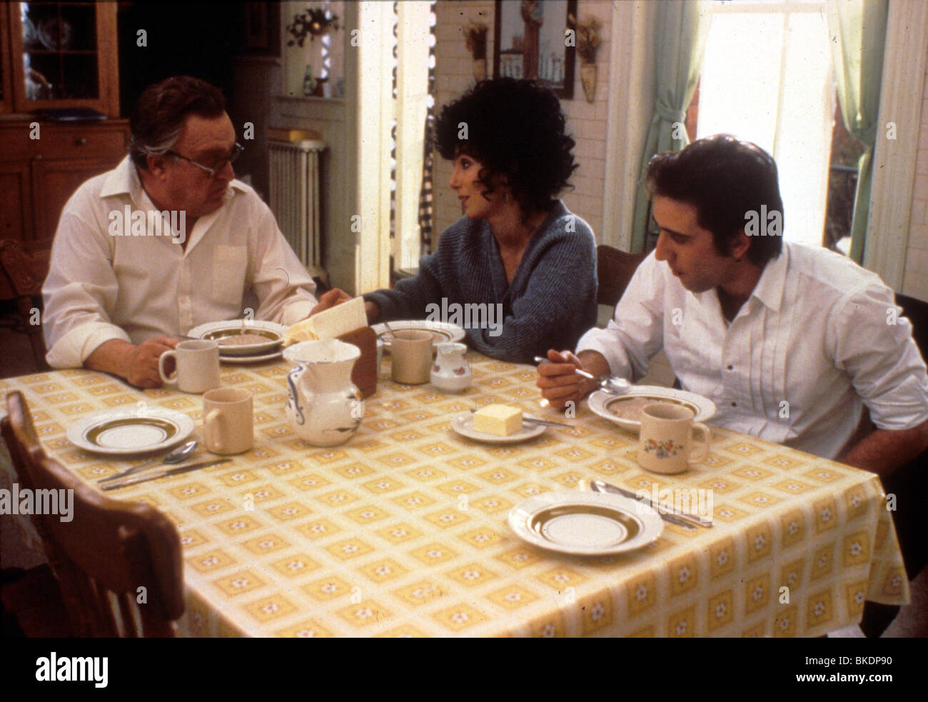 MOONSTRUCK (1987) VINCENT GARDENIA, CHER, NICOLAS CAGE MNS 006 Stock Photo