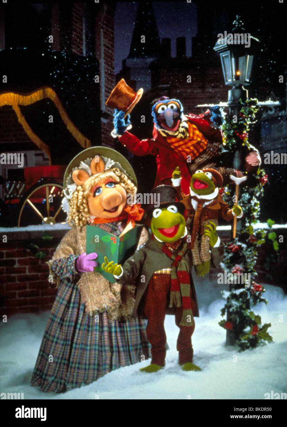 THE MUPPET CHRISTMAS CAROL (1992) MISS PIGGY, KERMIT THE FROG, GONZO, ROBIN THE FROG MCC 017 Stock Photo