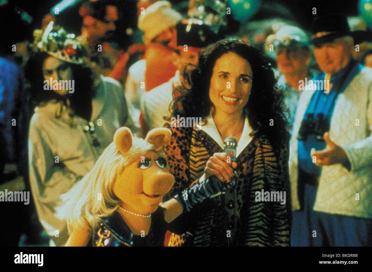 MUPPETS FROM SPACE (1999) MISS PIGGY, ANDIE MACDOWELL MUFS 023 Stock