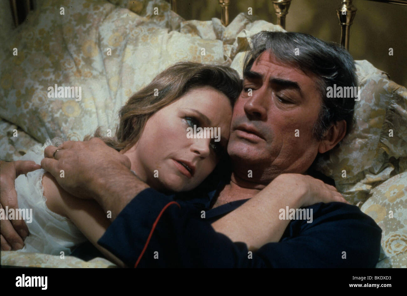 THE OMEN (1976) LEE REMICK, GREGORY PECK OMN 010 L Stock Photo