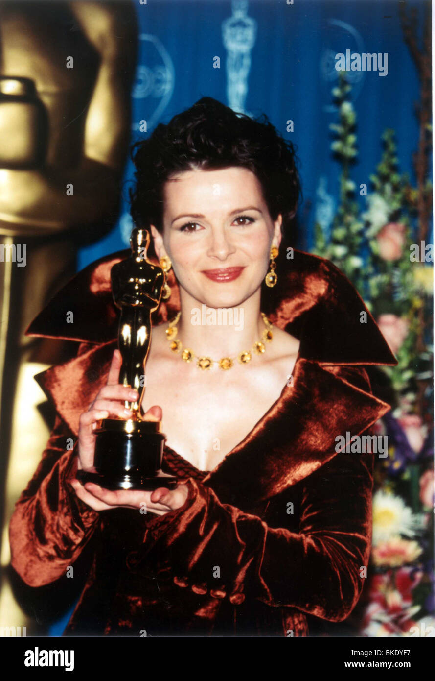 OSCAR-THE AWARDS (THE OSCARS) (ACADEMY AWARDS 69TH ACADEMY AWARDS-1997 JULIETTE BINOCHE BEST SUPPORTING ACTRESS FOR THE ENGLISH Stock Photo