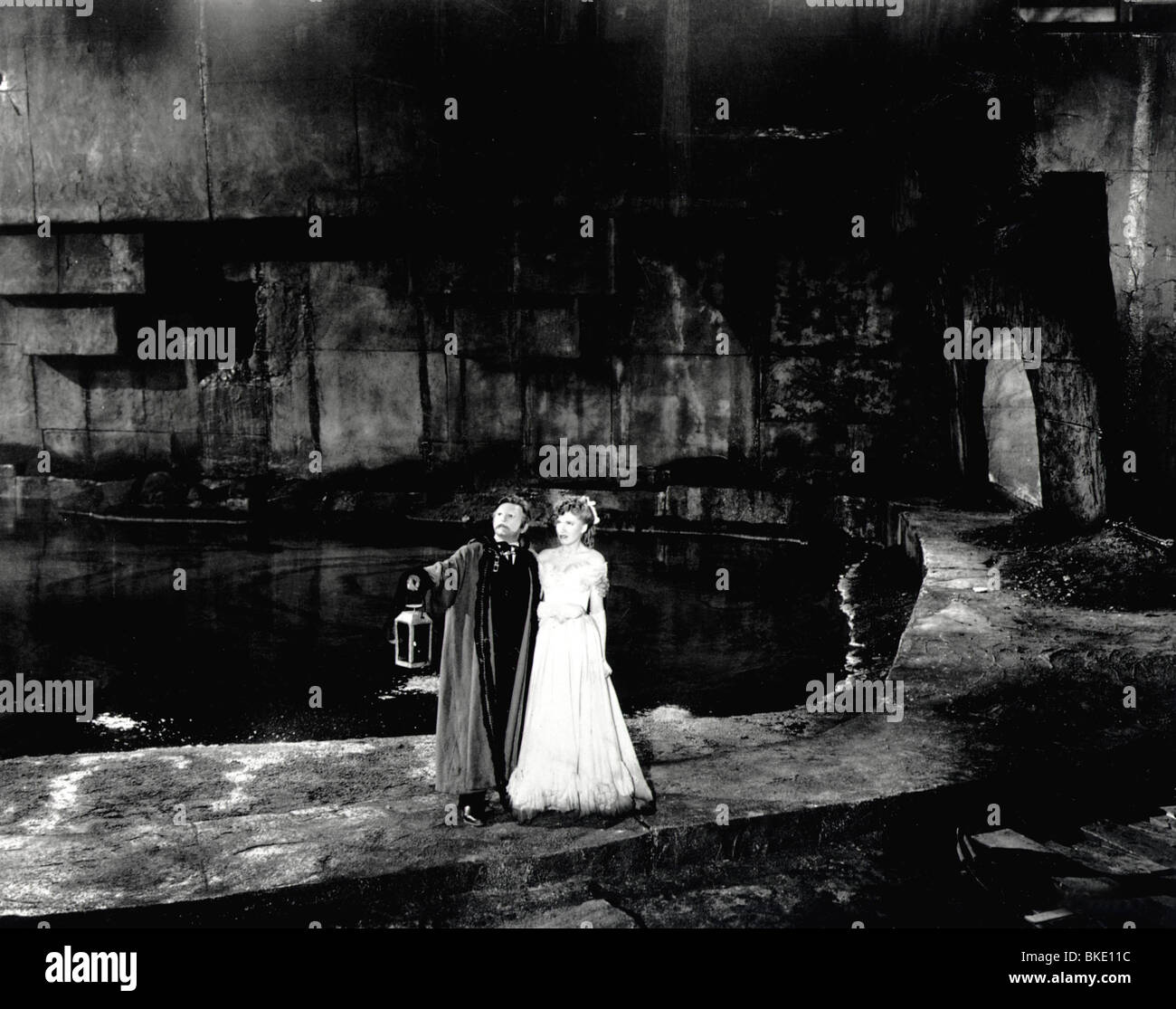 PHANTOM OF THE OPERA (1943) CLAUDE RAINS, SUSANNA FOSTER PHAN 014P Stock Photo