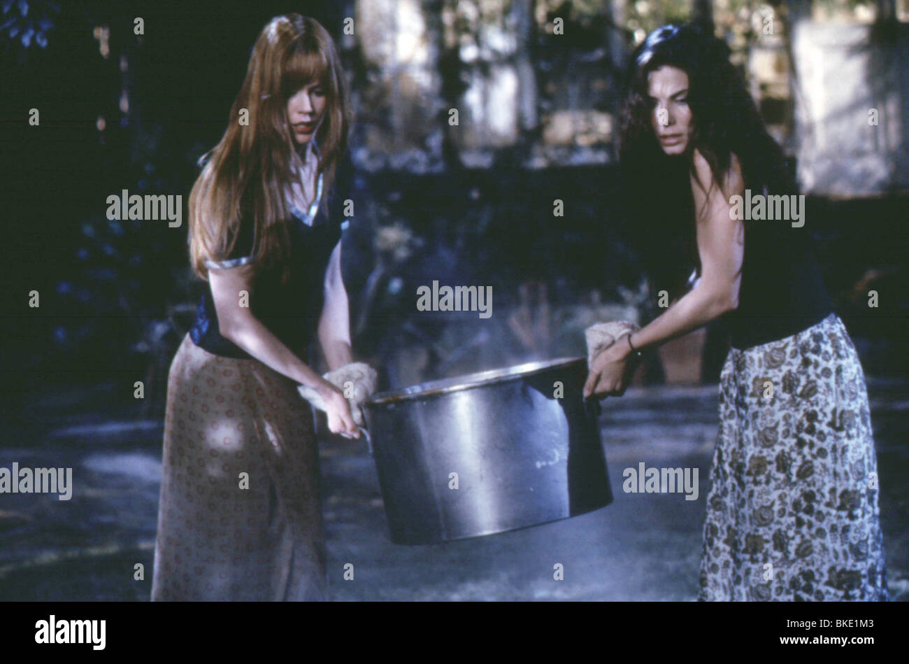 PRACTICAL MAGIC (1999) NICOLE KIDMAN, SANDRA BULLOCK PRMG 043 Stock Photo