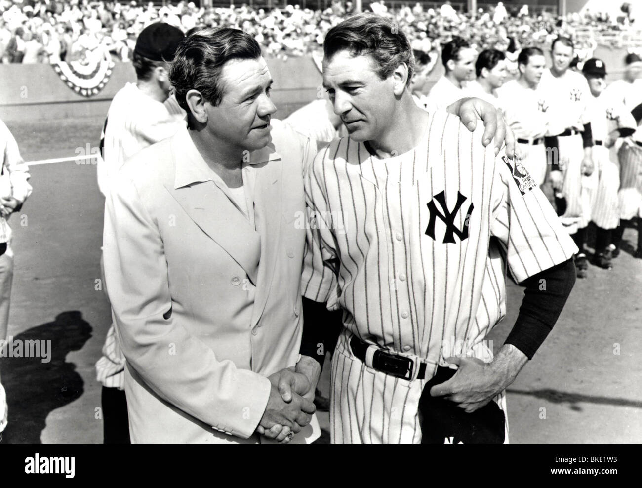 THE PRIDE OF THE YANKEES (1942) BABE RUTH, GARY COOPER PRYK 001P L Stock Photo