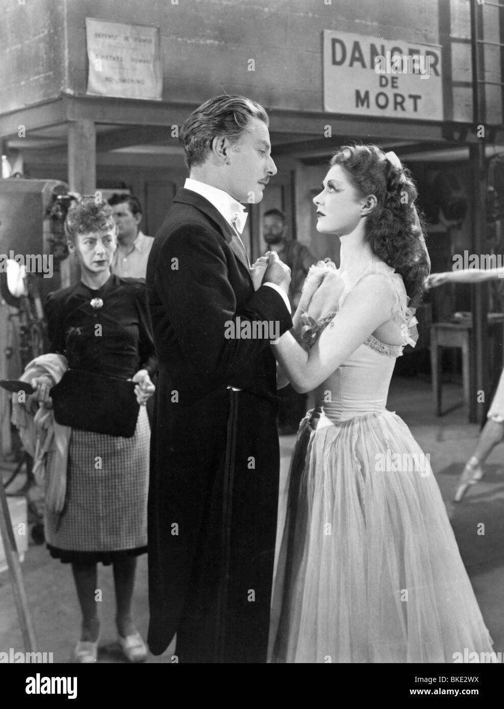 THE RED SHOES (1948) ANTON WALBROOK, MOIRA SHEARER REDS 003P Stock Photo -  Alamy