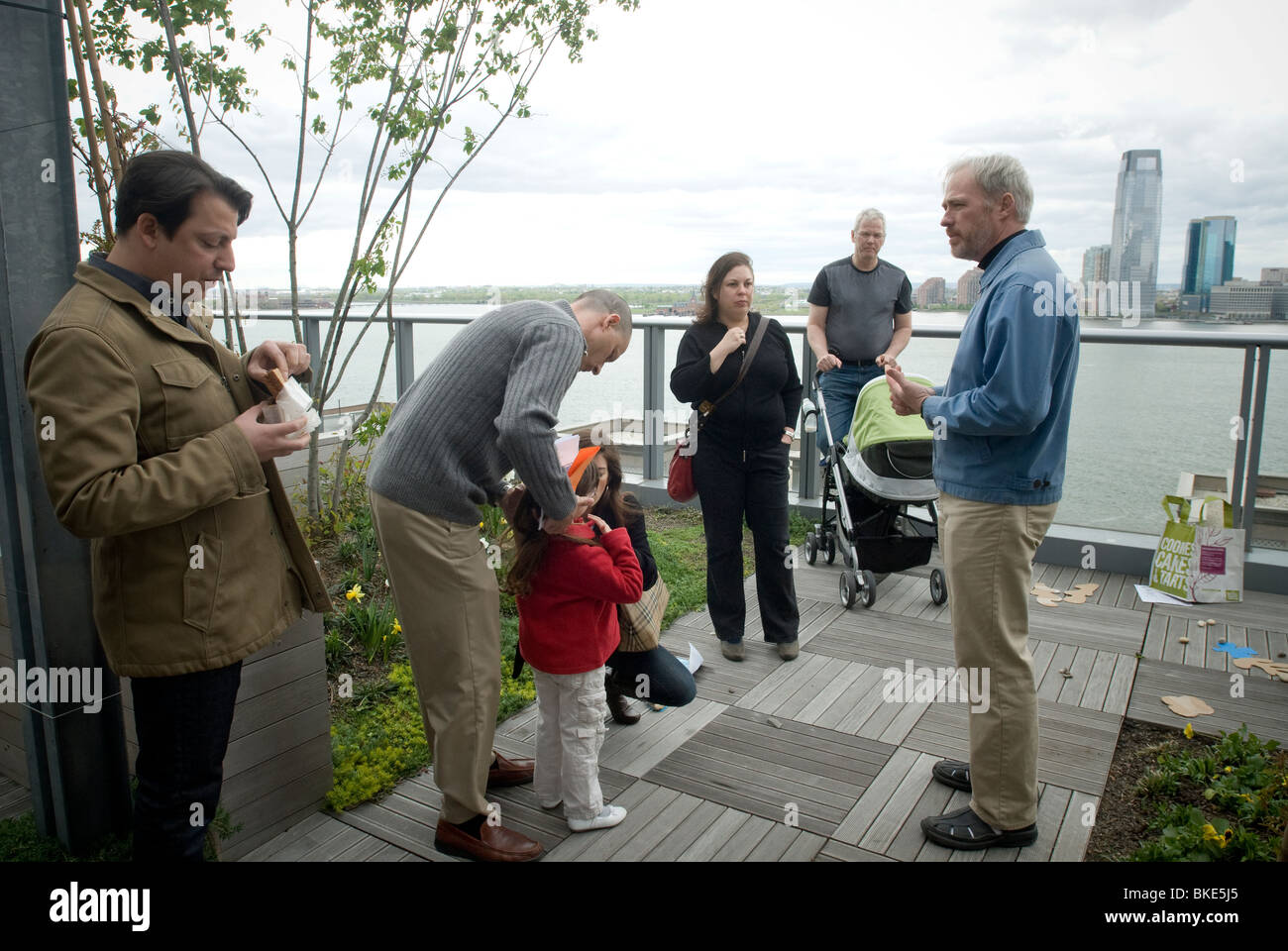 Designer lectures on construction of the green roof on The Visionaire, a green condominium in Battery Park City Stock Photo