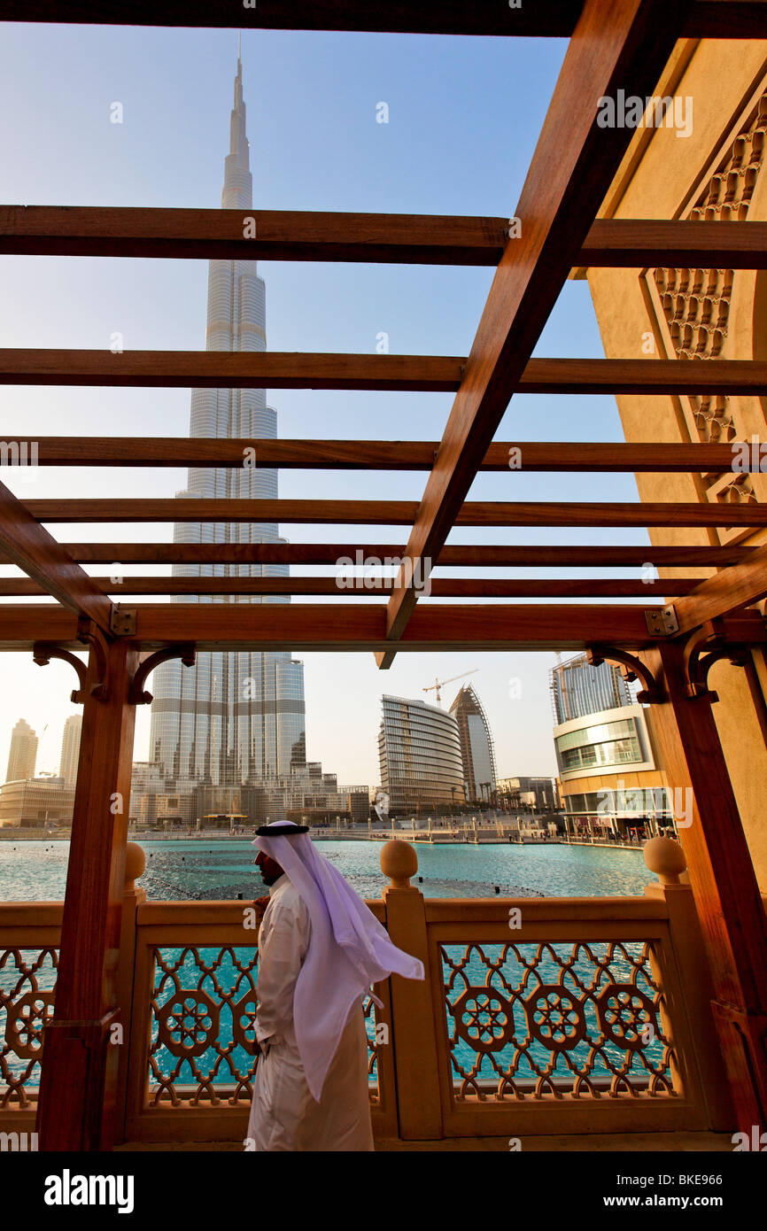 Arab Man watching Dubai Fountain at Burj Khalifa, highest Skycraper in the World, 828 meter, Burj Dubai, Dubai UEA Stock Photo