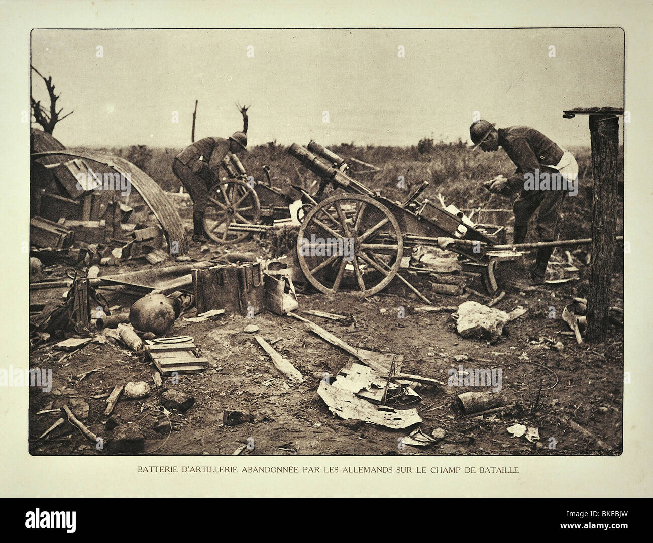 Soldiers inspecting captured German artillery battery / cannons at battlefield in Flanders during First World War One, Belgium Stock Photo