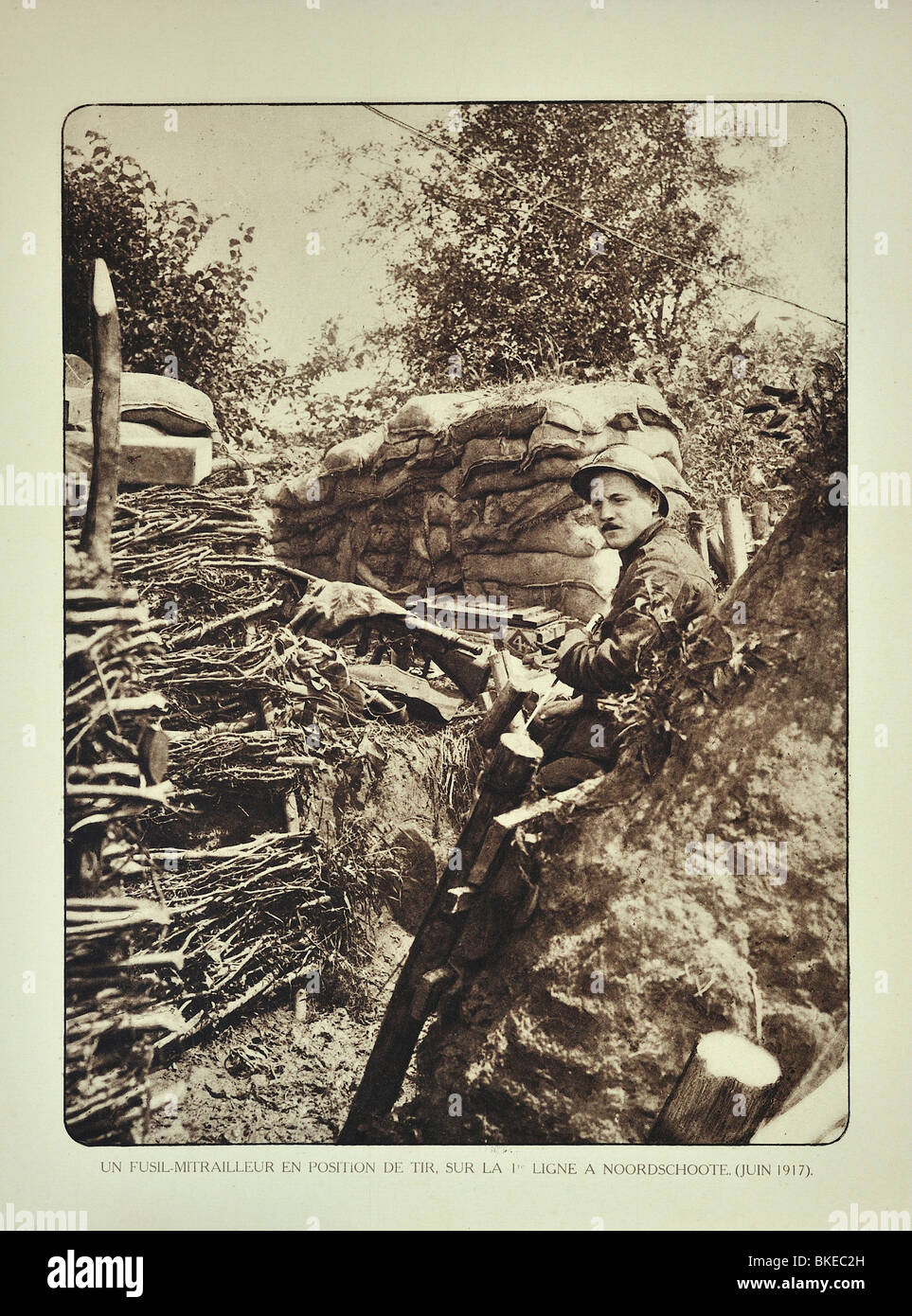 Belgian WWI soldier in trench with machine gun at Noordschote, West Flanders during the First World War One, Belgium Stock Photo