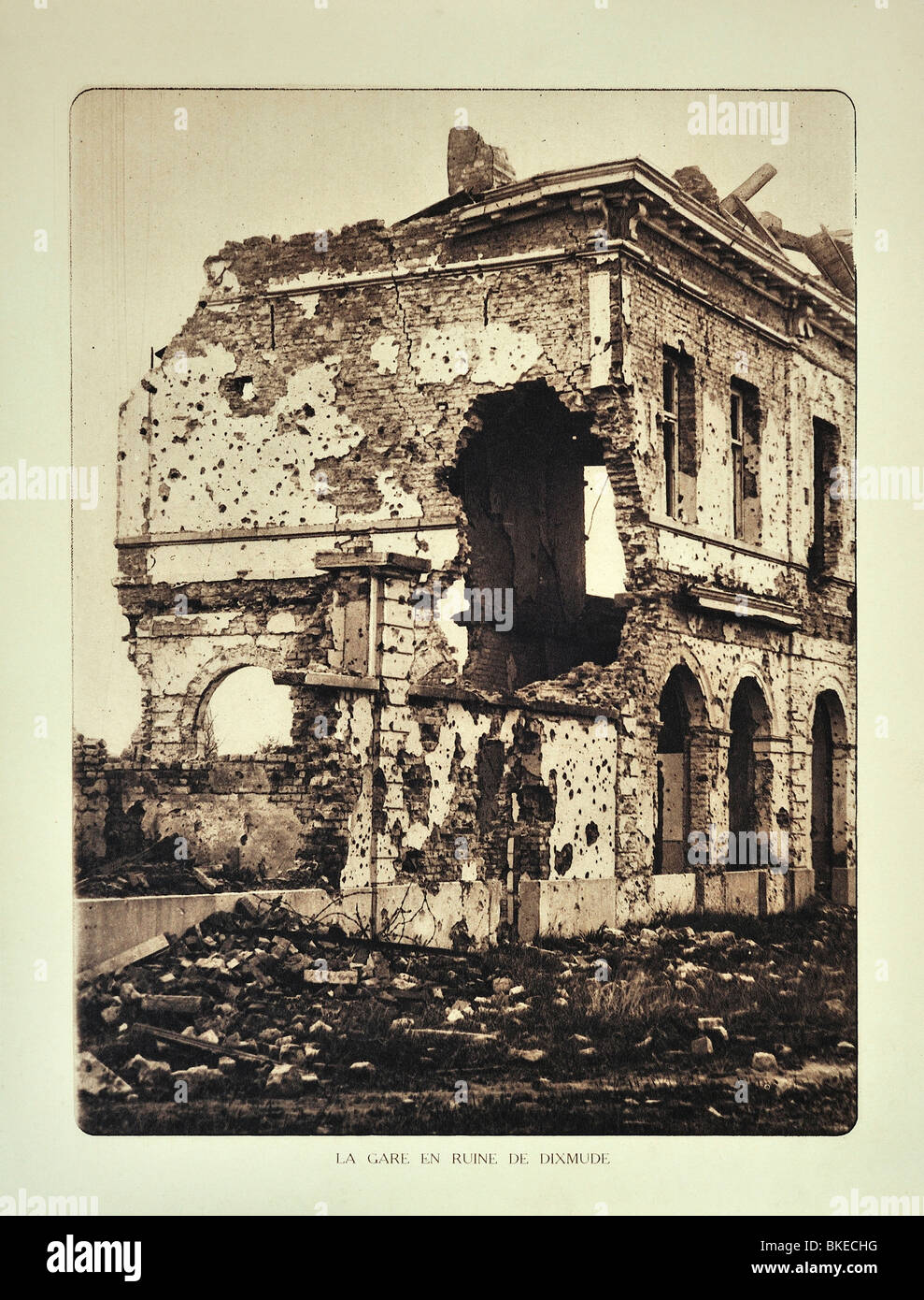 The railway station at Diksmuide / Dixmude in ruins after WWI bombardment in West Flanders during First World War One, Belgium Stock Photo