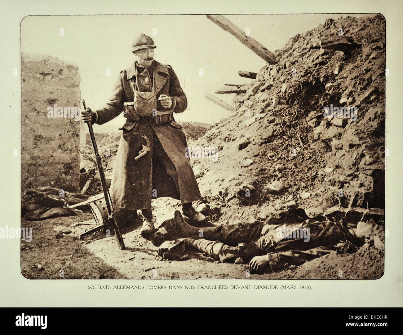 Belgian soldier looking at dead German soldier killed in action in trench at Diksmuide in Flanders, First World War One, Belgium Stock Photo
