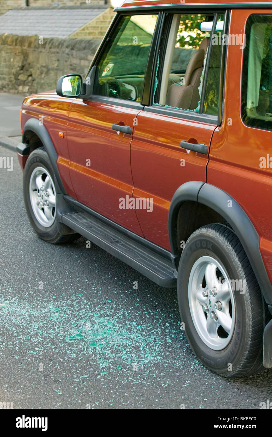 Car thieves broken into a landrover discovery in Leeds UK Stock Photo