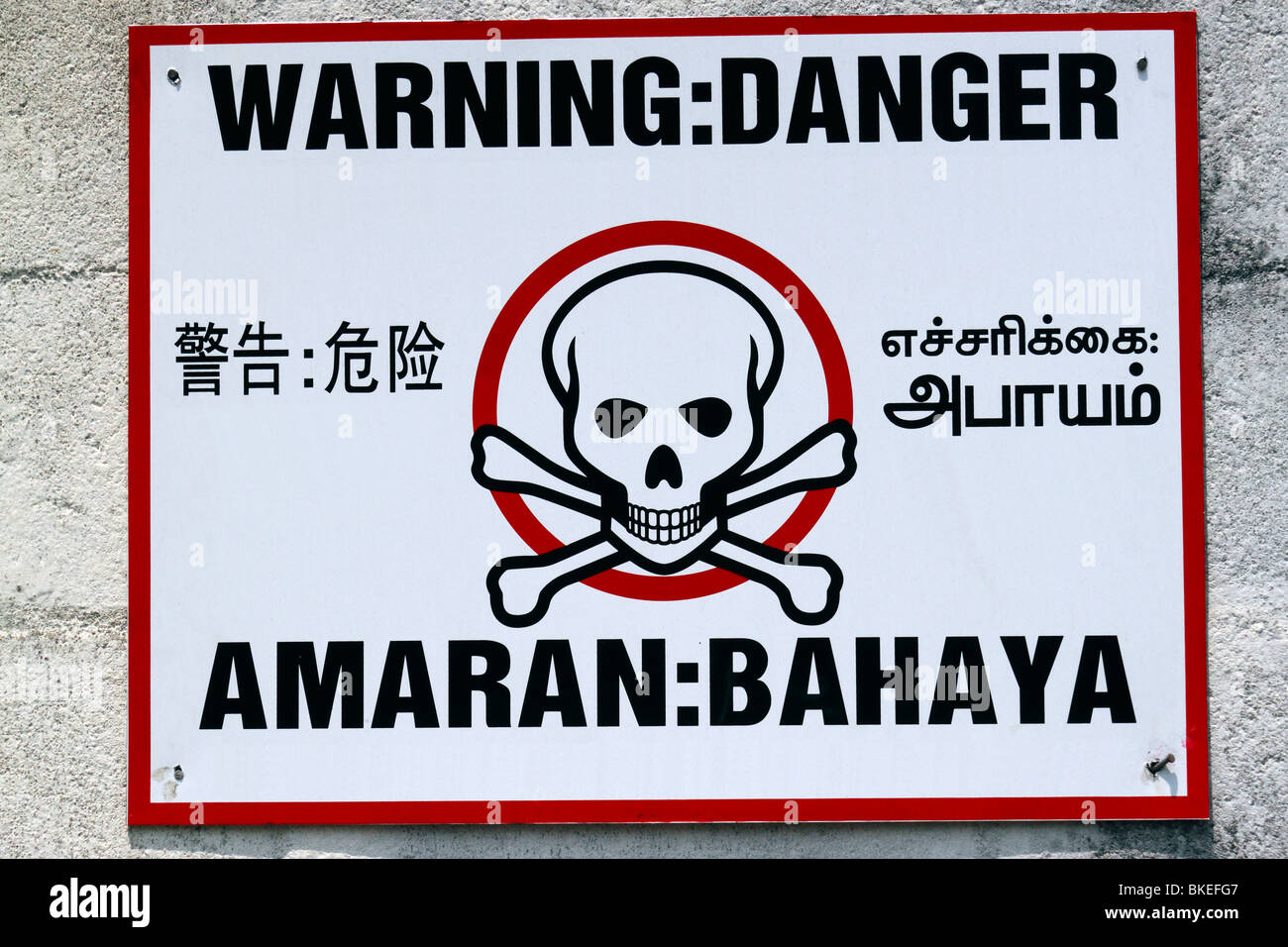 A Warning Sign With Skull Cross Bone Using Four Languages English Chinese Tamil Bahasa Indonesia Stock Photo Alamy