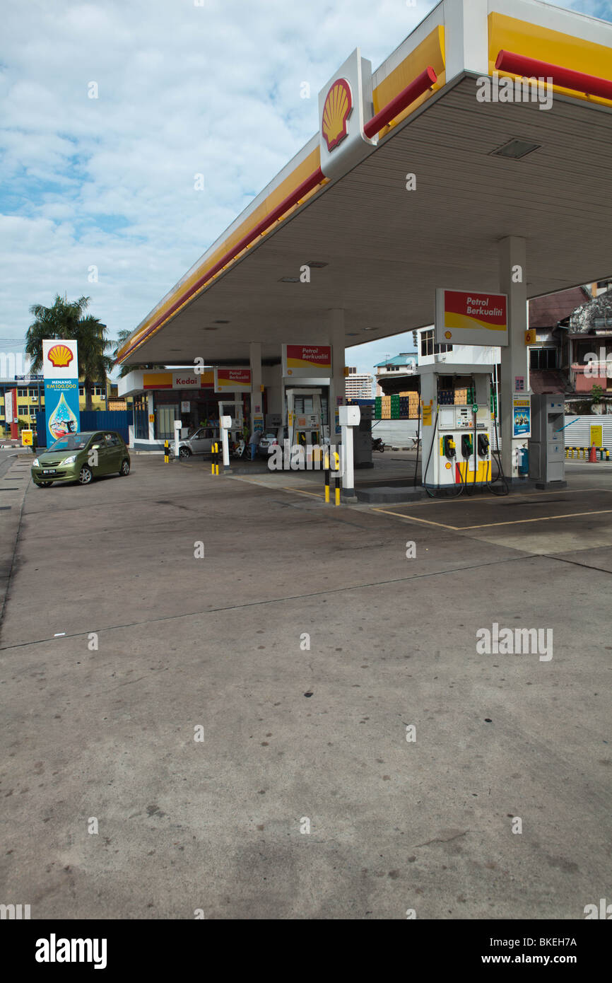 Service at a shell petrol station hires stock photography and images