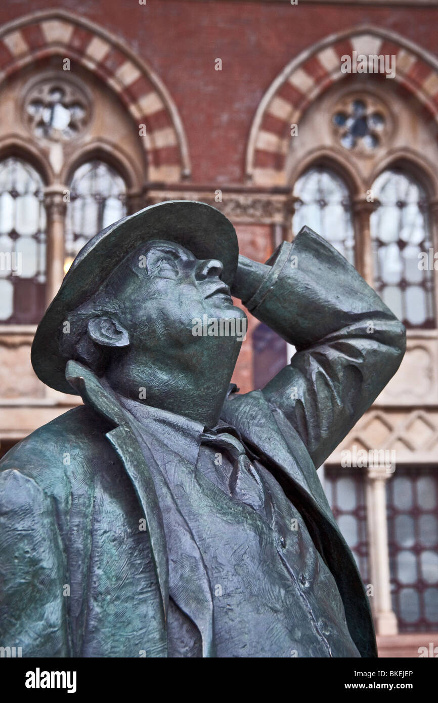 London ; St Pancras Station ;Sculpture of Sir John Betjeman ; December 2OO9 Stock Photo