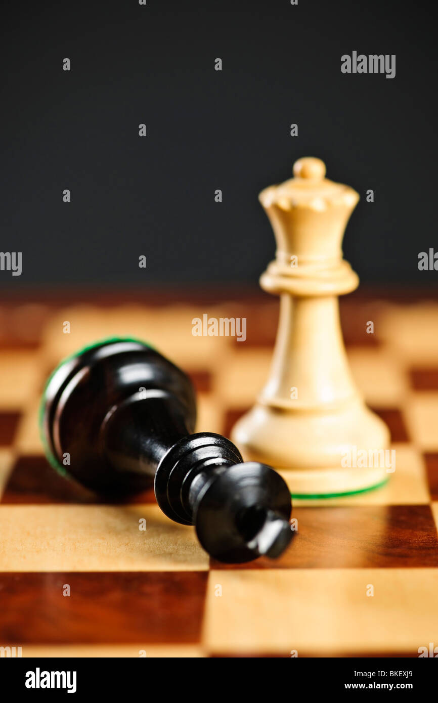 A lonely king Vs. 3 queens. Checkmate? - Chess Forums 